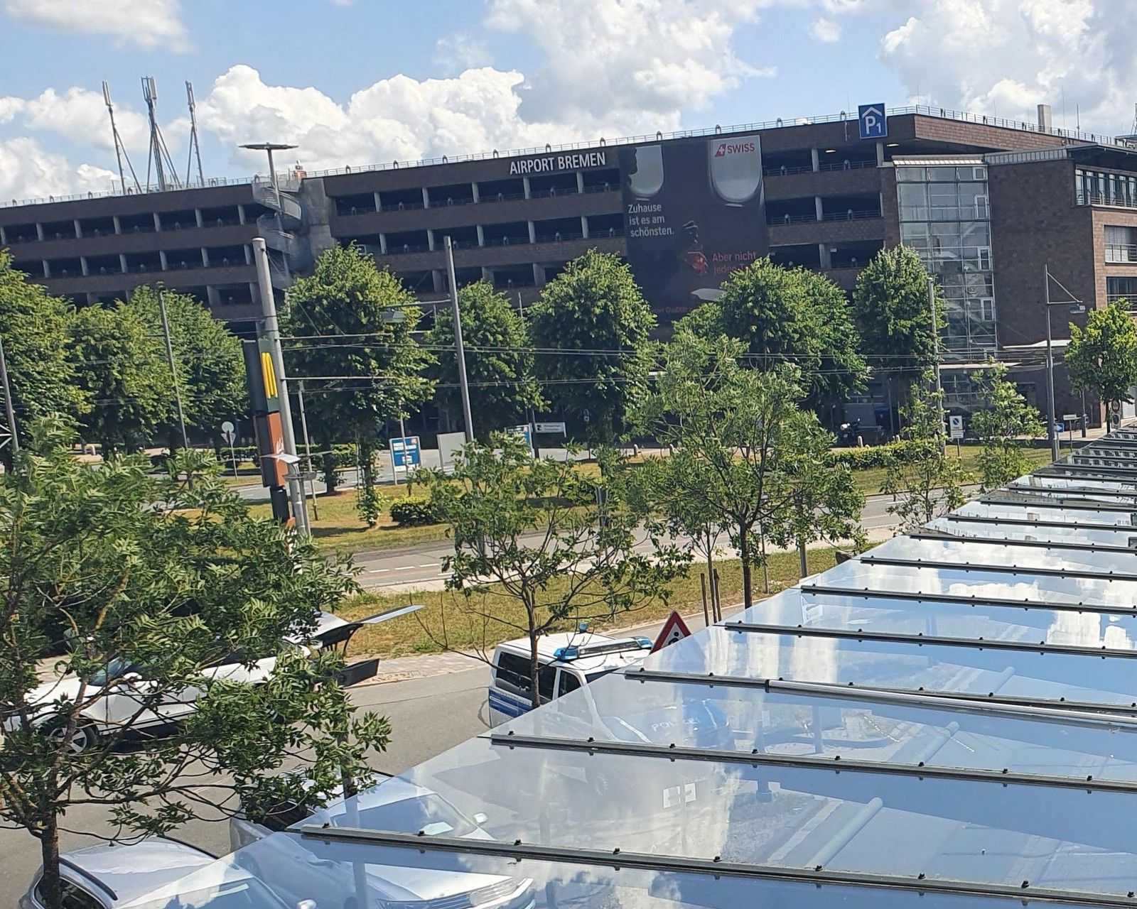 Blick über frisch gereinigte Glasdachflächen auf das Parkhaus am Flughafen Bremen
